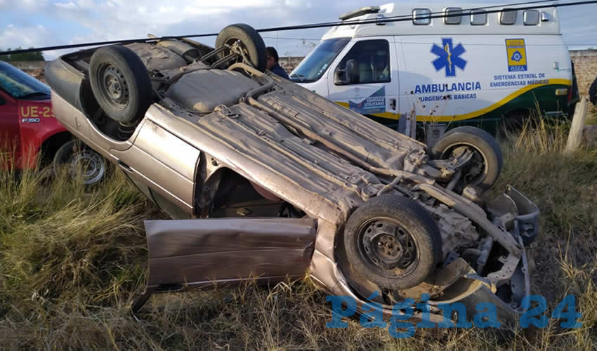 El carro Nissan Tsuru salió de la carretera estatal 66 y se volcó sobre su toldo, pero afortunadamente sus dos tripulantes salvaron la vida