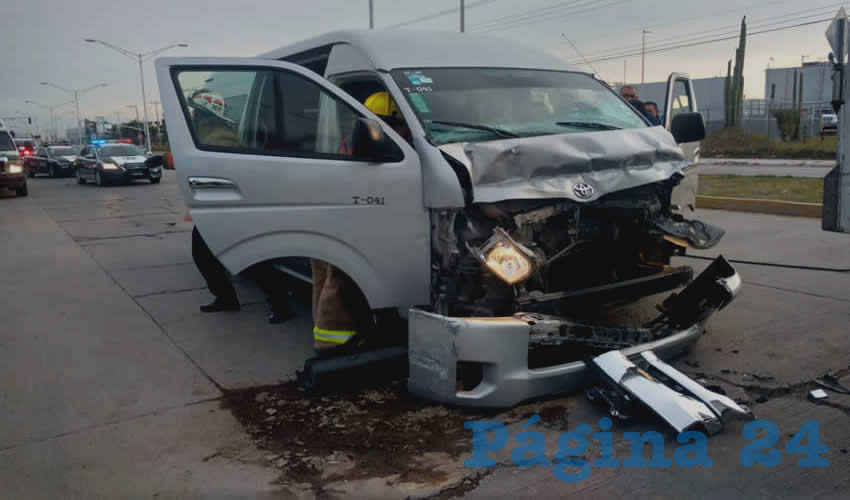 Destrozada de su parte frontal qued&oacute; la &ldquo;combi&rdquo; Toyota Hiace, tras estamparse contra la caja de un tr&aacute;iler