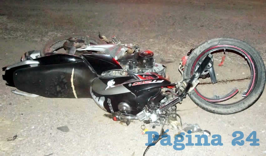En la carretera federal 70 oriente, una moto Italika choc&oacute; contra un carro que le cerr&oacute; el paso, cayendo aparatosamente su tripulante