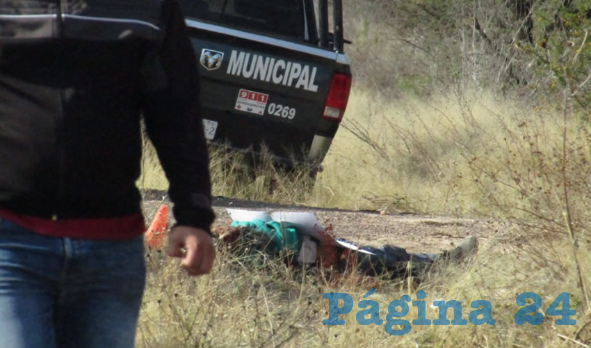 El hoy occiso Ernesto V&eacute;lez D&iacute;az, de 43 a&ntilde;os de edad, colision&oacute; de frente contra esta vieja camioneta Ford