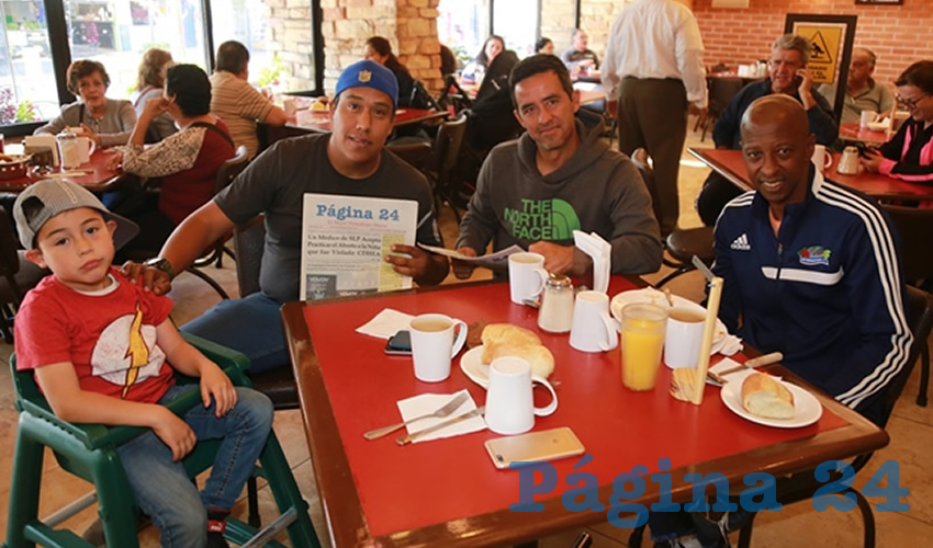 Lucas Emerson, su padre Bruno Guerrero, Miguel Acosta Moreno y Everardo Barbosa, exfutbolista desayunaron en el restaurante Las Antorchas 
