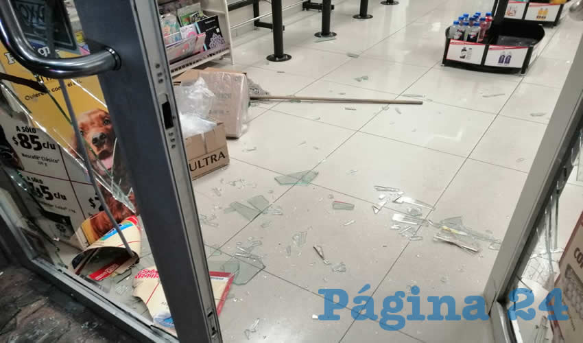 Los da&ntilde;os que caus&oacute; un delincuente en una tienda Oxxo del fraccionamiento Santa Anita