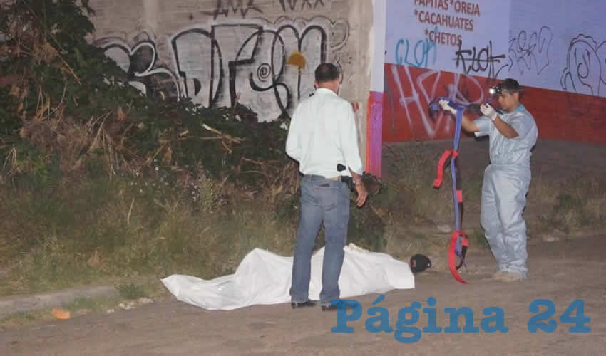 El hombre, hasta el momento desconocido, fue baleado sobre la calle Ch&aacute;vez Morado y corri&oacute; hasta avenida Siglo XXI, en donde se desplom&oacute; y pereci&oacute;