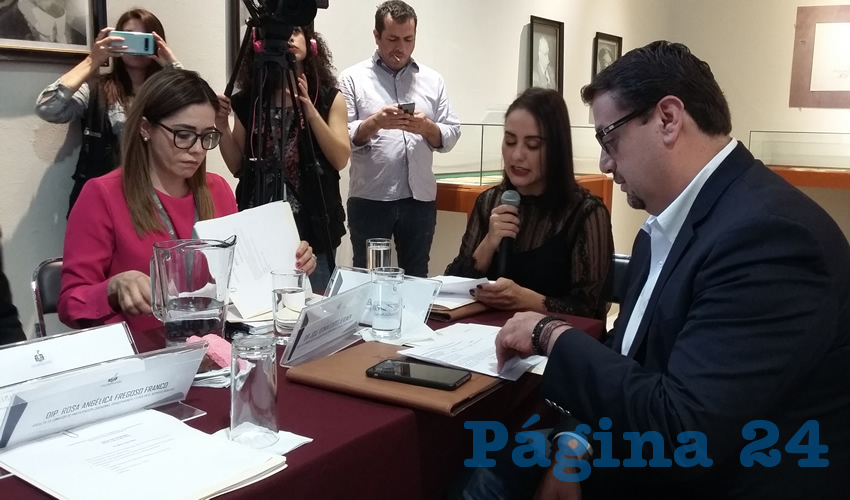 La diputada priísta Mariana Fernández Ramírez, organizadora de la mesa, refirió que la intención del ejercicio es nutrir propuestas presentadas en la materia, de la mano con quienes más saben del tema/Fotos: Francisco Tapia