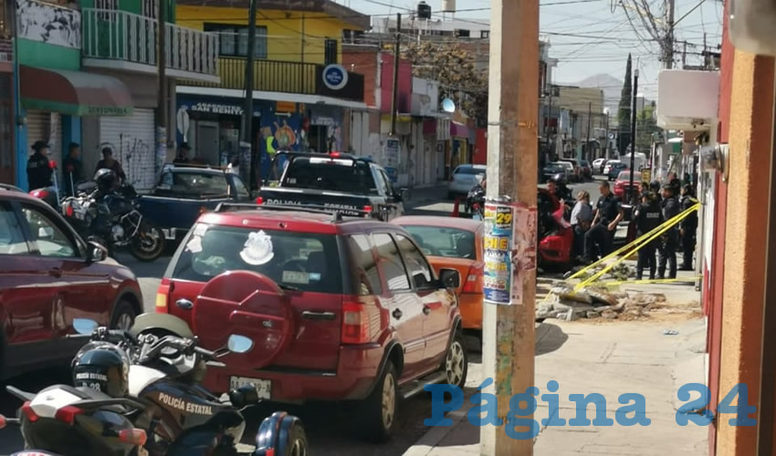 Polic&iacute;as preventivos atienden a la afectada por el robo, sin que pudieron localizar al autor