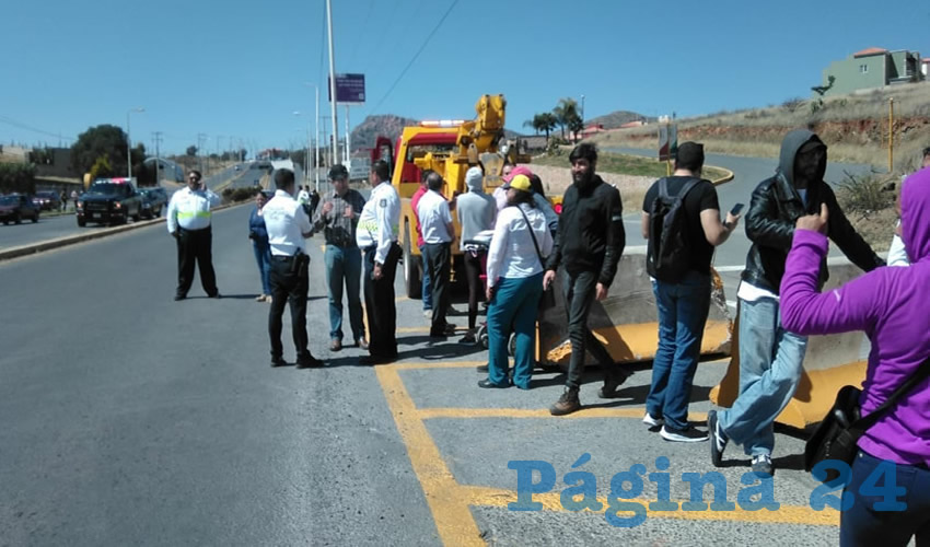 Este punto es de importante flujo vehicular por el paso hacia escuelas, comercio y a la vialidad Manuel Felguérez, que al retirar las ballenas pone en peligro a los automovilistas. (Foto Cortesía)