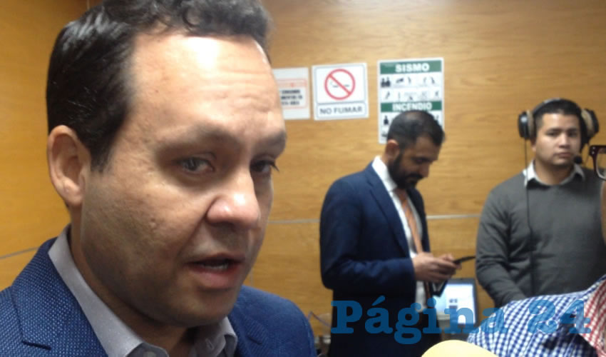 “Nos visitó la secretaria de Igualdad Sustantiva junto con la senadora Verónica Delgadillo, y presentaron una iniciativa que se llama feminicidas tras las rejas, con la finalidad de afinar la legislación para que quienes presuntamente cometen actos de esta naturaleza no salgan en libertad”, dijo el emecista Clemente Castañeda/Foto: Rafael Hernández Guízar