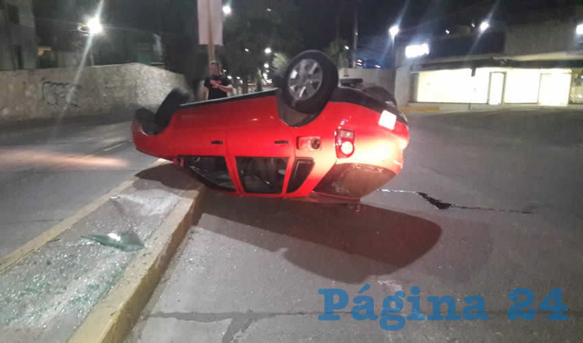 El autom&oacute;vil Pointer rojo qued&oacute; volcado