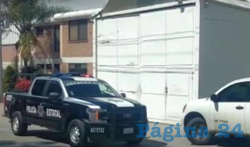 El exterior de la empresa Servisum se vio copada por policías estatales, mismos que no lograron ubicar a los maleantes