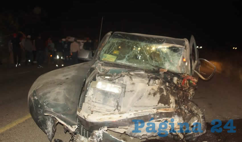 La camioneta Chevrolet negra qued&oacute; destrozada y su conductor muerto