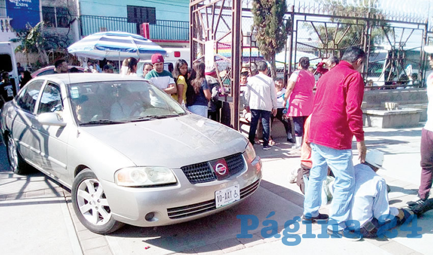 En determinado momento el conductor del Sentra gris entró al atrio del templo de San Juan Bosco, cuando salían feligreses de escuchar misa; en su confusión, David “N”, de 80 años, aceleró en vez de frenar y mandó al hospital a cuatro personas/Fotos: Staff Página 24 Aguascalientes