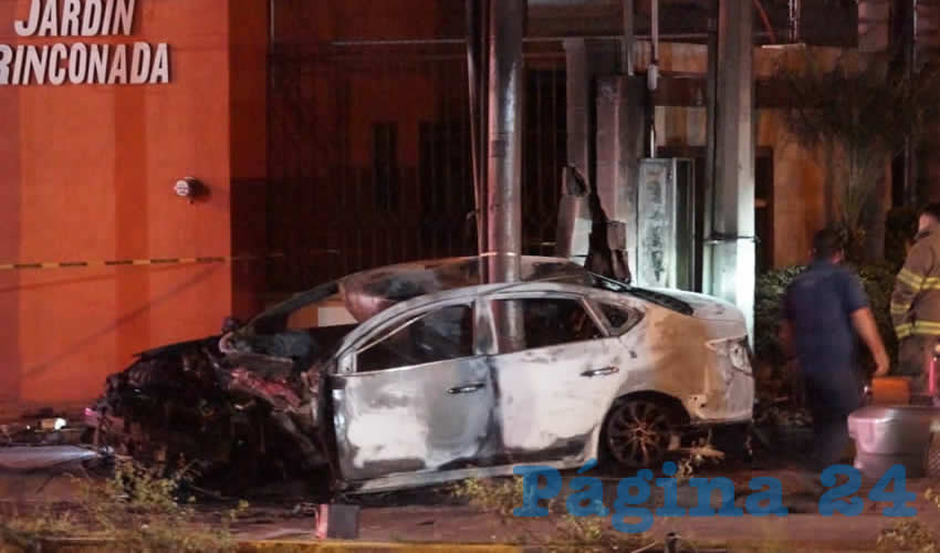 El autom&oacute;vil Nissan Sentra se estamp&oacute; contra un poste de acero y acto seguido se incendi&oacute;, sin que su conductor, Fernando Hiram Rivas Dur&aacute;n, que contaba con 27 a&ntilde;os de edad, tuviera oportunidad de ponerse a salvo