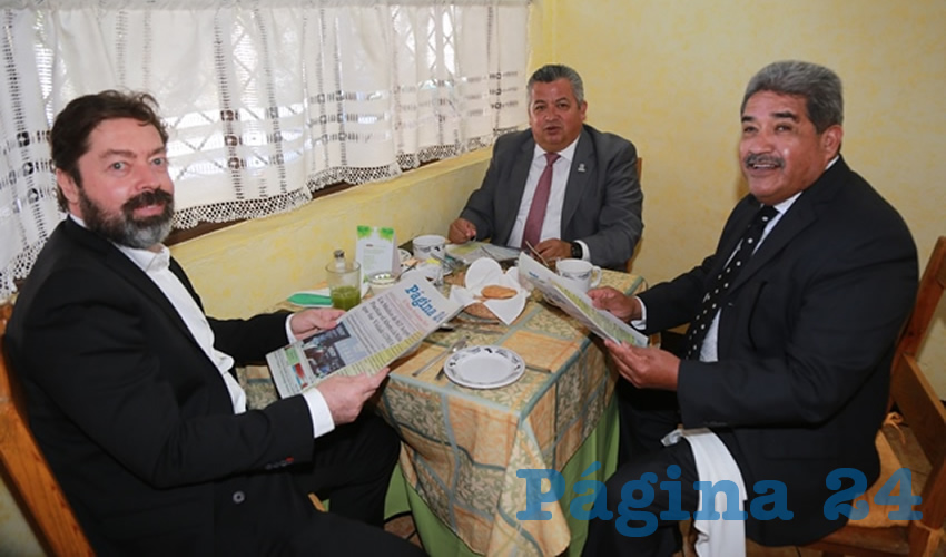 En el restaurante La Estación compartieron el pan y la sal Manuel Appendini Carrera, director general del Conalep; Juan Antonio Arroyo Rodríguez, profesor; y Enrique Moran Faz, director de Planeación del Instituto de Educación