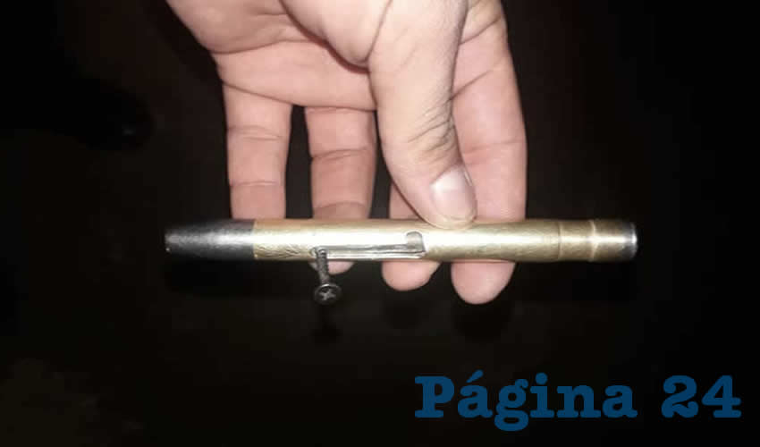 La pistola pluma que escondía el quinceañero entre sus ropas
