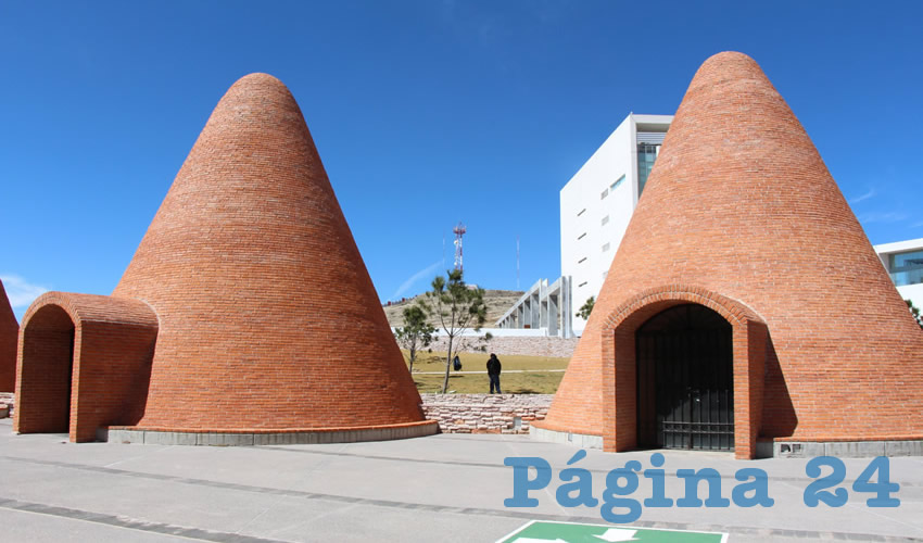 En las inmediaciones de Ciudad Gobierno, a donde a diario acuden cientos de zacatecanos a realizar trámites en las oficinas gubernamentales, se encuentran representaciones de elementos arquitectónicos que han distinguido a la entidad (Foto Rocío Castro Alvarado)