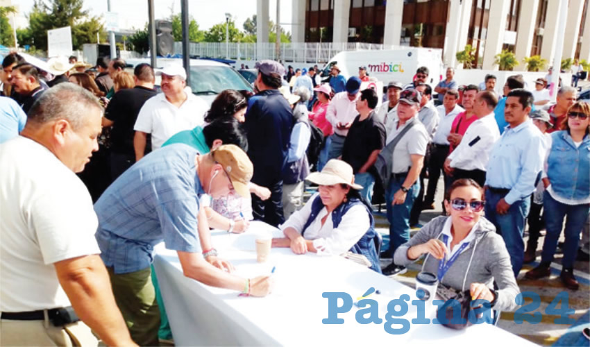 Alrededor de 200 jubilados se plantaron afuera del Ipejal. Tras hacer una clausura simbólica del lugar, exigieron al gobernador Enrique Alfaro que despida a Iván Argüelles, por agudizar la crisis en farmacias y centros de salud del instituto, dejando en la indefensión a miles de pensionados y jubilados del estado/Fotos: Francisco Tapia