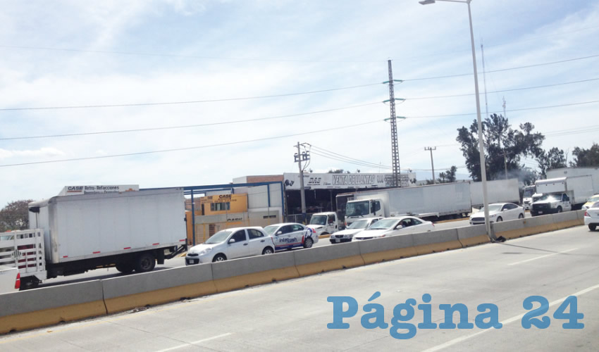 Presas del embotellamiento. Pasa hasta una hora para que recorran un kilómetro de tramo, debido a la reducción de carriles para adaptar el sistema de transporte articulado en el Periférico/Foto: Rafael Hernández Guíza