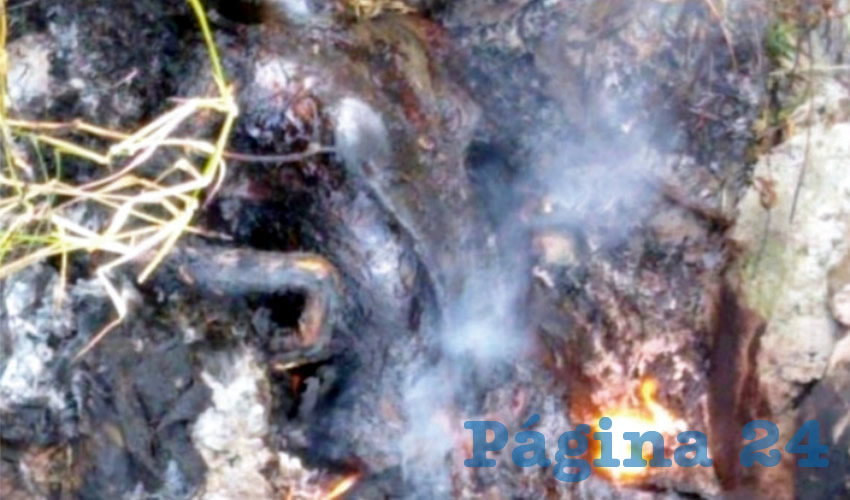 El cuerpo estaba totalmente calcinado, y en la cabeza, a la altura de la boca se le apreciaba un pedazo de tela, lo que hace presumir que la víctima fue amordazada antes de ser asesinada/Foto: Especial