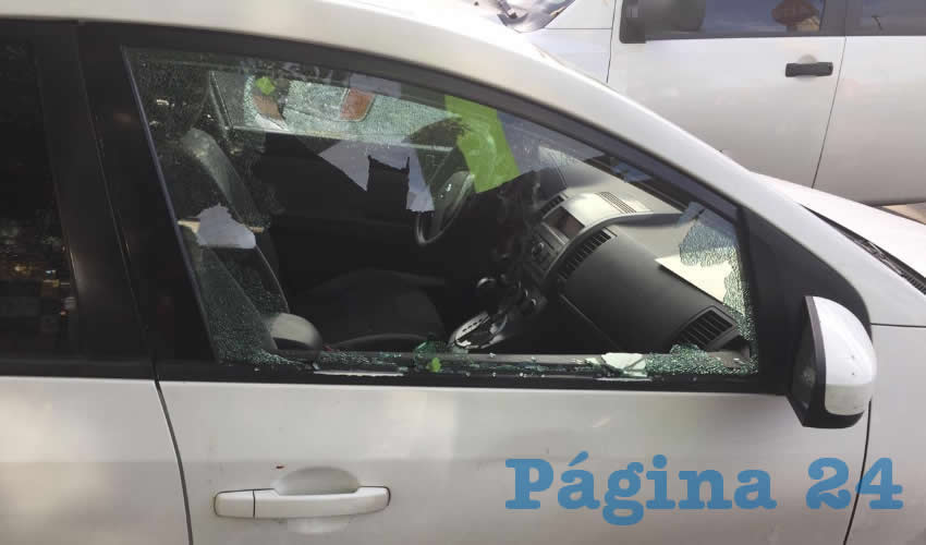 Un delincuente rompió la ventanilla de este vehículo para amenazar al conductor y apoderarse del dinero
