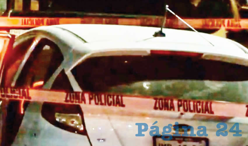 En el auto Ford, modelo Fiesta, encontraron chalecos antibalas con las insignias del Cártel Jalisco Nueva Generación (CJNG), así como uniformes con insignias de la Fiscalía de Jalisco/Foto: Especial
