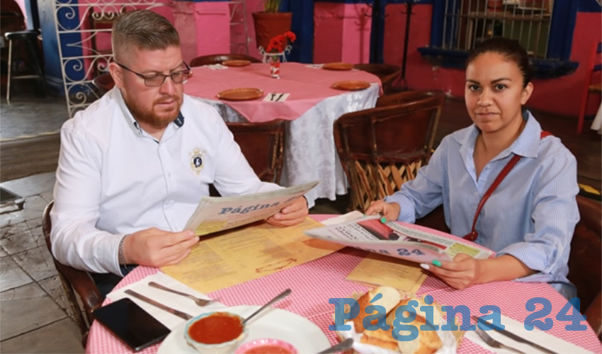 En La Saturnina compartieron el primer alimento matutino Daniel García Aguilera y Nancy Puga Serna