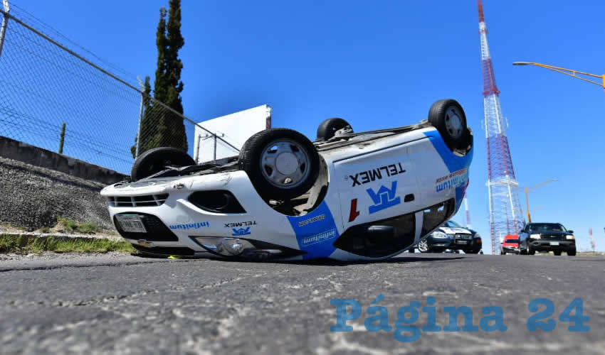 Sobre avenida Siglo XXI, frente al fraccionamiento Pensadores Mexicanos, René Fabián “N” “N”, de 48 años de edad, volcó un carro de Telmex