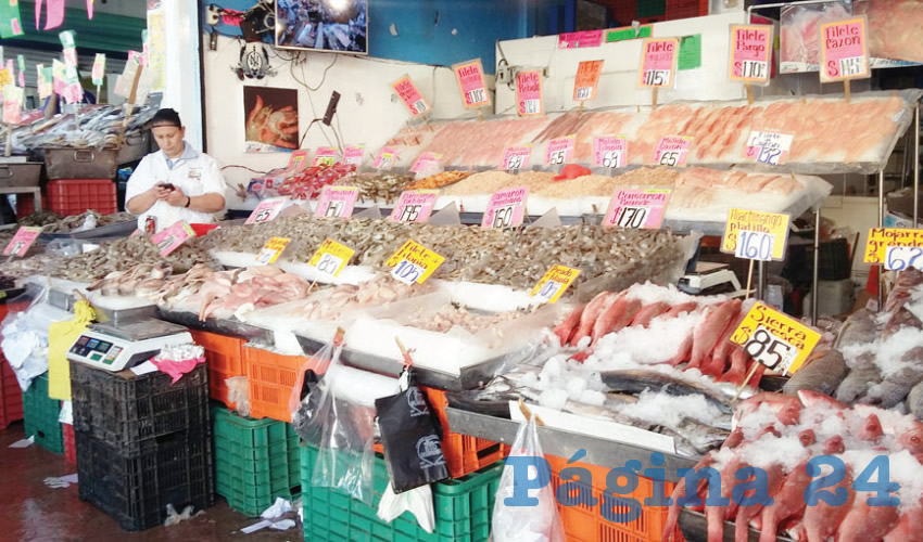 “Siguen agandallando” los informales que permite el gobierno municipal de Guadalajara a cargo de Ismael del Toro; la situación ocurre en el mercado del Mar, en la Perla Tapatía, donde tampoco se apoya en mejorar la infraestructura del lugar/ Fotos: Francisco Tapia