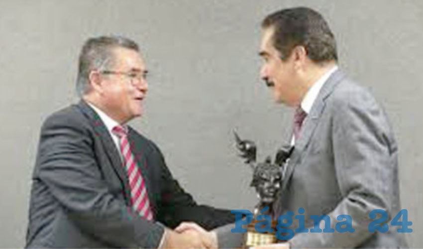 Antonio Leaño Reyes, rector de la UAG, recibió la estafeta de manos del rector de la Universidad Panamericana (UP), José Antonio Esquivias, quien deja el mismo cargo tras haber sido anfitrión el año pasado/Foto: Especial