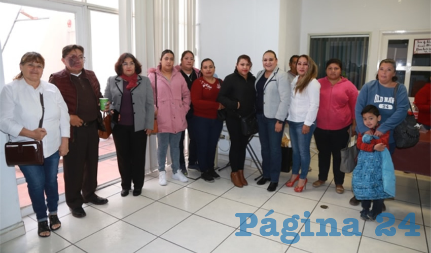 La diputada Natzielly Rodr&iacute;guez Calzada acompa&ntilde;&oacute; a varias mujeres, en representaci&oacute;n de vecinos de Villa Monta&ntilde;a, a poner una denuncia ante Profeco (Foto: Eddylberto Lu&eacute;vano Santill&aacute;n)