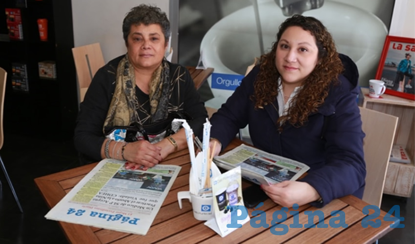 Leticia Guzmán Rodríguez y su hija Dánica Caldera Guzmán platicaron en Café Punta del Cielo