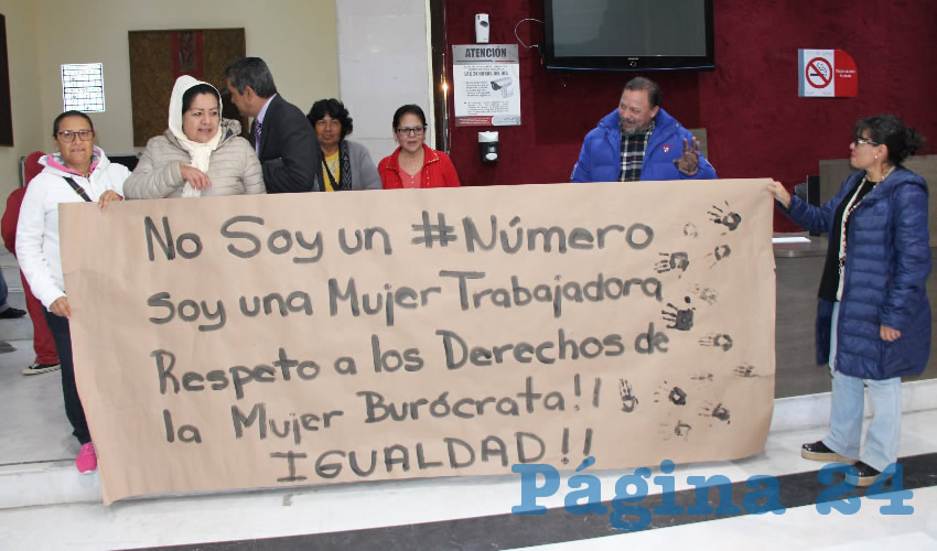 Gandhi Rodríguez Álvarez informó que ella es empleada de Imagen Institucional, y que hace aproximadamente dos semanas se les informó que habría reajuste de personal sin motivo justificado alguno, ya que tienen a muchos trabajadores y buscan remover al personal.(Foto Rocío Castro Alvarado)