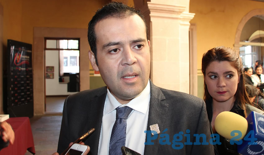 Ulises Mejía Haro consideró que el ciudadano (Ernesto González Romo) que acudió a llevarlas, si realmente le interesa abordar el tema debió acudir al panel “Plan de Manejo Integral del Agua Potable” que se realizó el pasado miércoles (Foto Rocío Castro)