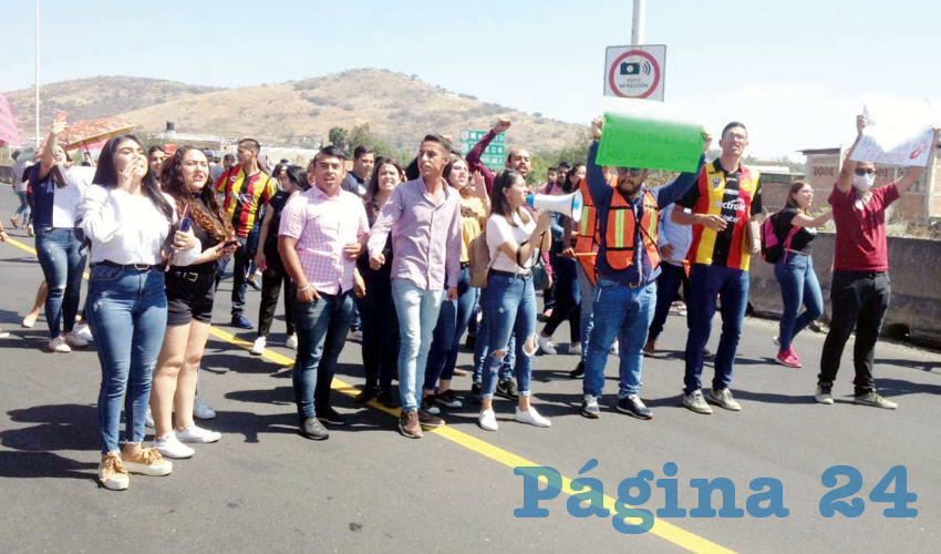 Decenas de estudiantes del CUTonalá bloquearon los carriles del Nuevo Periférico en demanda de mayor seguridad pública en su entorno, pues todos los días son blanco de una banda de rateros que opera en la zona/Fotos: Francisco Tapia