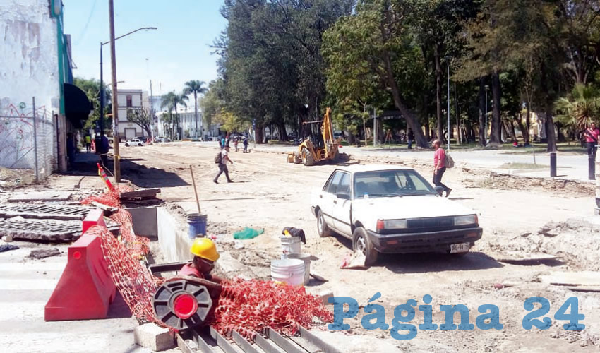 A menos de la mitad las ventas de los negocios ubicados en las cercanías del Parque Morelos, todo por los trabajos de repavimentación que el gobierno municipal lleva a cabo en la calle Juan Manuel. Y no se ve para cuándo terminarán/Fotos: Francisco Tapia