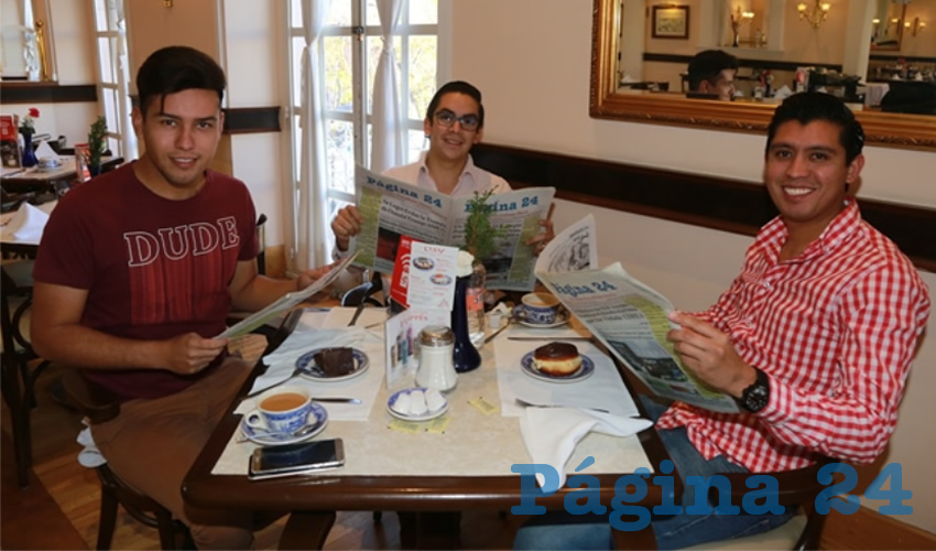 En Sanborns Francia almorzaron Alejandro Robledo Gallardo, Ricardo Popoca Suárez del Real y Carlos Palafox Contreras
