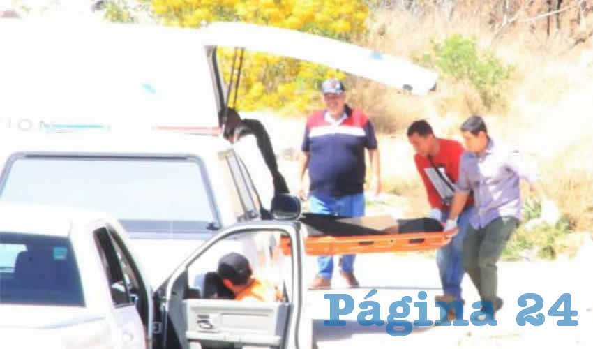 Peritos de la Fiscal&iacute;a General del Estado retiran el cad&aacute;ver de la v&iacute;ctima, cuya identidad a&uacute;n se desconoce
