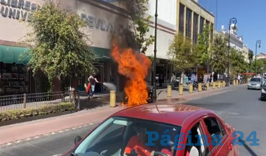 El fuego acabó con una moto, cuando su propietario se dirigía hacia el poniente sobre la avenida Francisco I. Madero