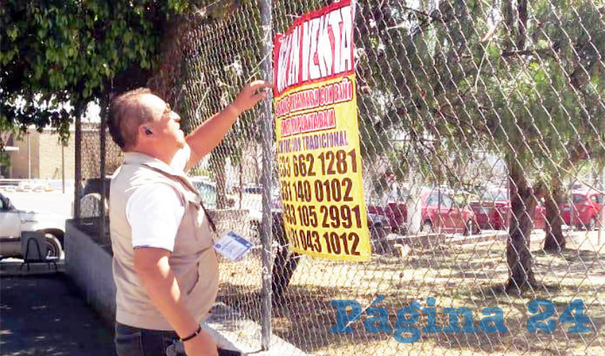 La publicidad colocada con más frecuencia, de manera irregular, es aquella que promociona fraccionamientos residenciales, espectáculos, agencias de vehículos, entre otros comercios; la Dirección de Inspección la retiró y alista las multas/Foto: Cortesía