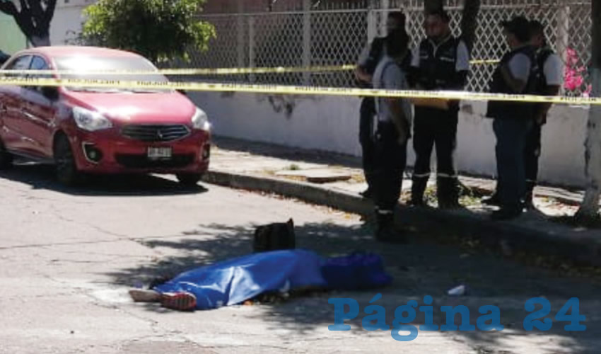 El chofer se habría metido en sentido contrario a la calle Río Ganges, llevándose a la anciana. Tras el hecho, huyó con todo y vehículo/Foto: Especial