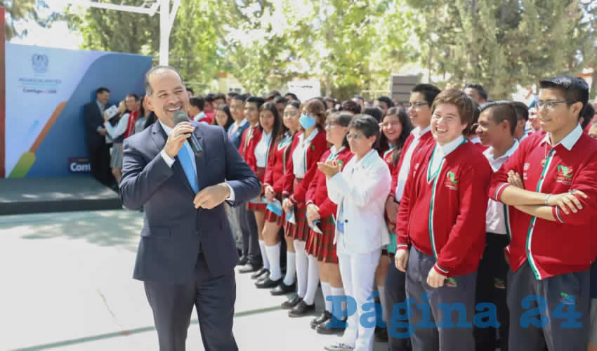 El mandatario invitó a las y los estudiantes a prepararse y dar su mejor esfuerzo para convertirse en los jóvenes más capacitados de su nivel