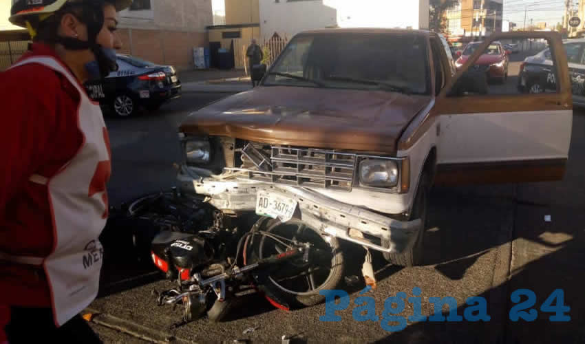 La moto quedó debajo de la camioneta Chevrolet, mientras que sus dos tripulantes cayeron sobre el asfalto
