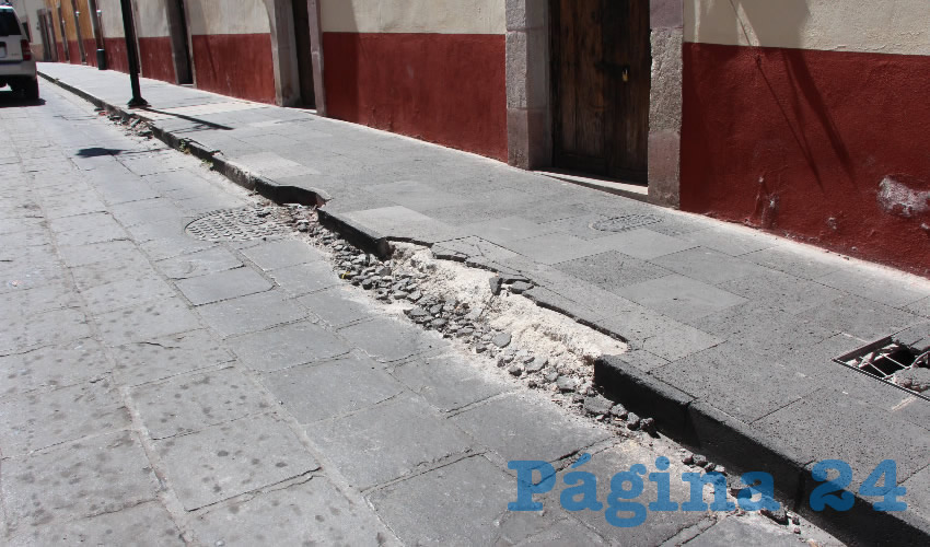 Las calles y callejones coloniales del Centro Histórico de la ciudad de Zacatecas son estrechos y difícilmente permiten el acceso a conductores con grandes vehículos o inexpertos al volante (Foto Rocío Castro Alvarado)