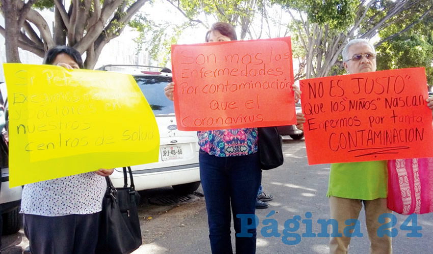 Alrededor de un centenar de personas provenientes de comunidades asentadas en los márgenes del río Santiago, protestaron ayer afuera de la Secretaría de Salud Jalisco, para exigir atención médica inmediata, gratuita y de calidad a los que han enfermado por la contaminación del río/Fotos: Francisco Tapia