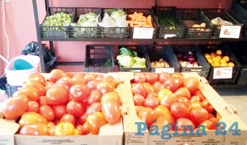 De acuerdo con la Unión de Comerciantes del Mercado de Abastos, se mantienen “precios bajos” en la variedad de frutas y verduras, a diferencia de otros negocios que incrementan sus costos en esta temporada/Foto: Francisco Tapia