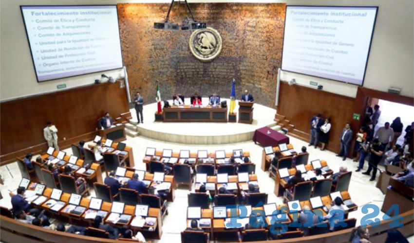 En caso de aprobarse la iniciativa, se prohibiría contratar servicios con el fin de modificar la línea editorial o la opinión de los medios; difundir publicidad de servidores públicos personalizada, y pactar publicidad oficial encubierta, así como el pago directo o indirecto por entrevistas de funcionarios o coberturas de eventos, entre otras/Foto: Facebook @legislativojal
