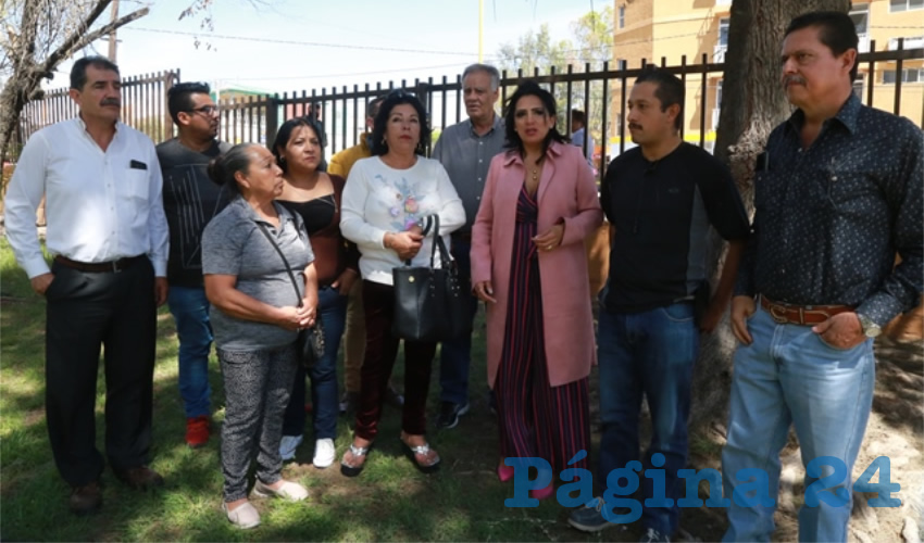 Karina Banda Iglesias con v&iacute;ctimas de tortura en la Fiscal&iacute;a (Foto: Eddylberto Lu&eacute;vano Santill&aacute;n)