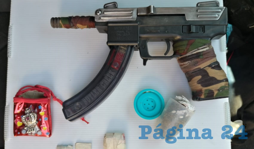 El arma Intratec que portaba José Luis “N” “N”, de 39 años de edad, quien además llevaba consigo dosis de “crystal”