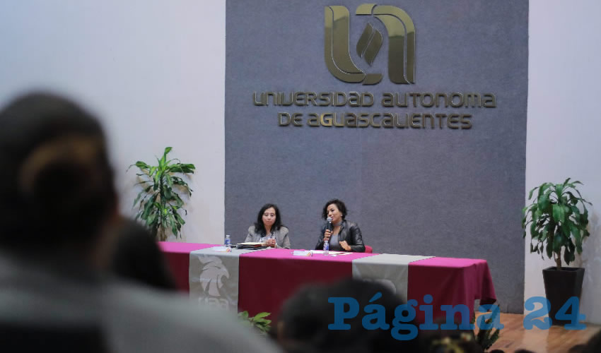 La doctora Velázquez Lacoste enfatizó a los estudiantes que es necesario forjar profesionales como agentes activos en la transmisión de cambios sociales