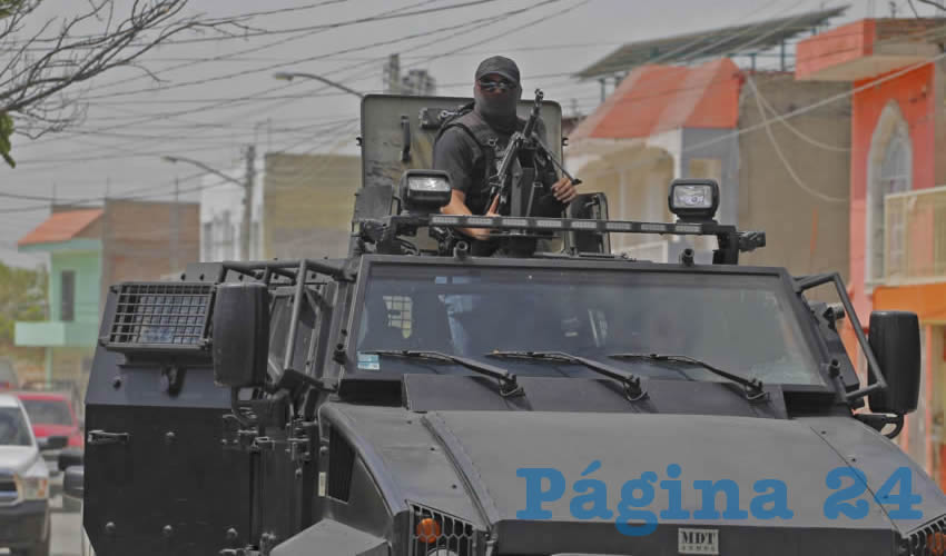“Esta es la pinche inseguridad que tenemos, y que ni la presidenta municipal ni el gobernador pueden arreglar. Vivimos de la chingada y eso es algo que le tenemos que agradecer a los que gobiernan; aquí no son capaces de poner orden. Si reciben a balazos a los judiciales (y policías investigadores) que nos espera a las personas comunes y corrientes”, lamentó Adolfo Rodríguez, vecino de la zona de la balacera de ayer/Fotos: Cuartoscuro