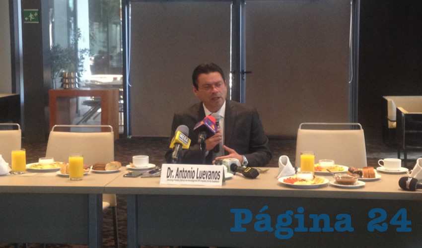 El doctor Antonio Luévano Velázquez, infectólogo adscrito al OPD del Hospital Civil de Guadalajara/Foto: Rafael Hernández Guízar
